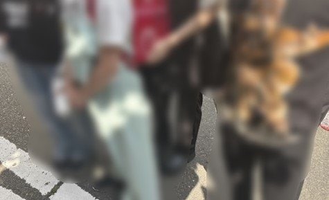 ８日に取材に応じた別の学年の児童と保護者（撮影/集英社オンライン）