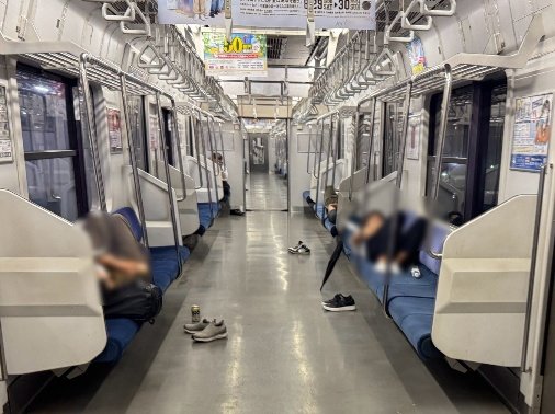 開放された電車内で横になる人も（撮影／集英社オンライン）
