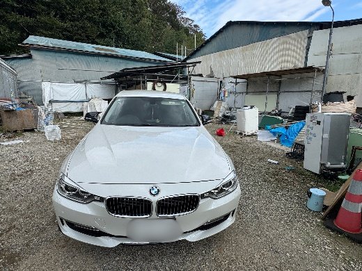 現場に停められた白い外車（写真／集英社オンライン）