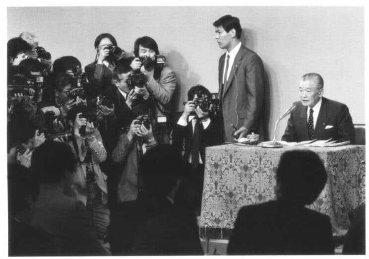 1989年4月25日、竹下登総理大臣の辞任会見 　写真／AP／アフロ