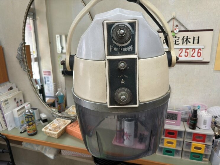 昭和の時代は定番だったお釜式のドライヤー。これを頭に被せると、温風が全方位から包んでくれる（写真／集英社オンライン）