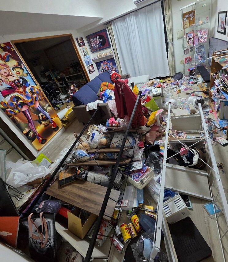 震度5弱の地震で棚が崩壊（写真提供／ネコ・テルさん）