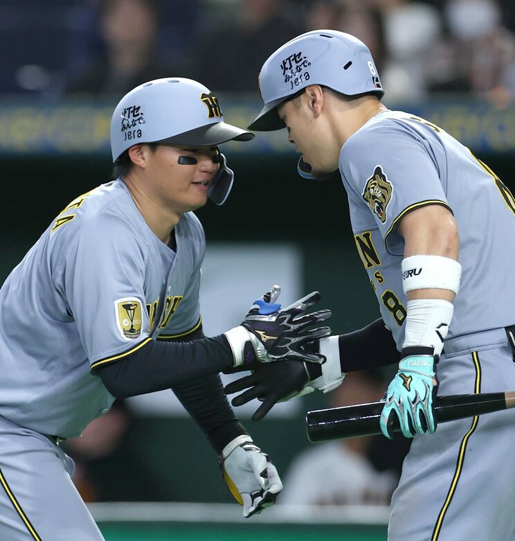 打撃好調の佐藤輝明（左）と森下翔太　（写真／産経新聞社）