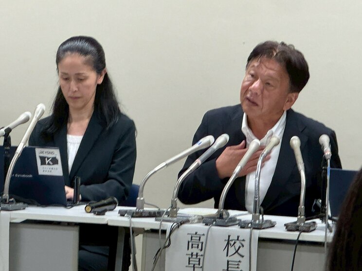 取材に応じる校長（右）