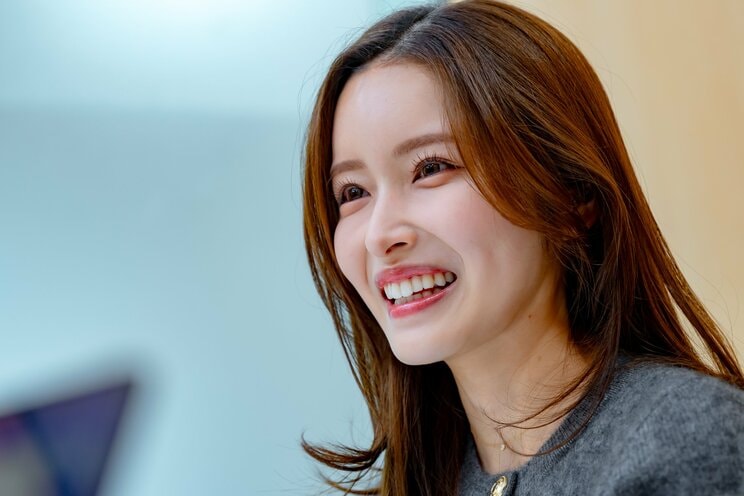 「ななにー 地下ABEMA」に出演し“石原さとみ似”として話題になった新山さん