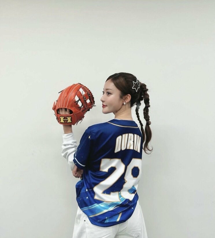 背番号「28」のユニフォームで始球式に登場した王林さん（写真／本人Instagramより）