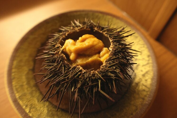 「うに殻盛り」(筆者撮影)