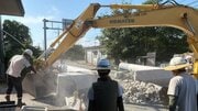 《熊本地震・八代市》「町のシンボルのような鳥居が根本からボキッと折れ…」たたずんでいた宮司「立て直すのは現実的に厳しい」エアコン使えず車中泊する被災者「やはり一番欲しいのは水」