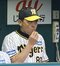 試合前にパインアメを口にする阪神の岡田監督　写真／共同通信社