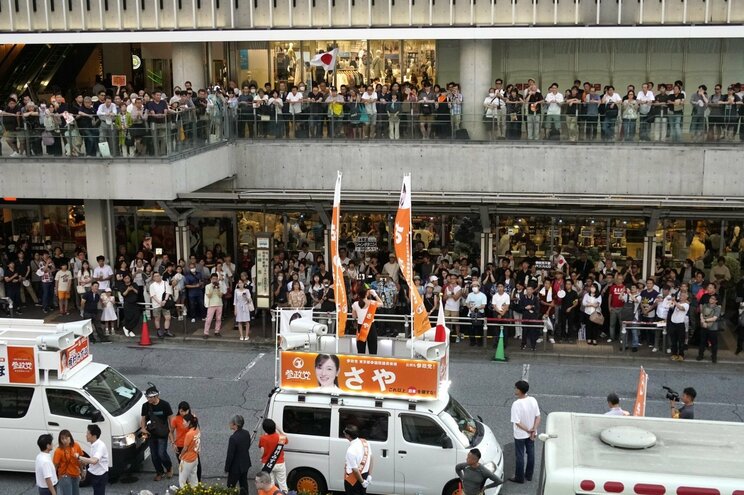 7月13日、練馬駅前の参政党演説会に集まった聴衆（撮影／集英社オンライン）