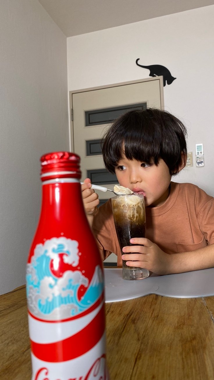 初めてのコーラを楽しむようたくん（写真／えむとしさん提供）