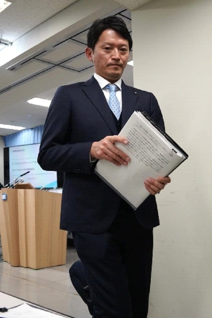 記者会見を終え退室する斎藤元彦知事　撮影／集英社オンライン