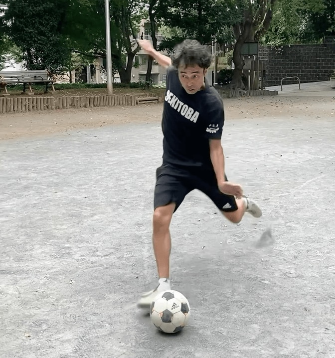 「唾液が出ないから草サッカーのときはサイドのポジションしかつけません。真ん中付近だとグラウンド横のドリンクをすぐに取りに行けないから（笑）」（写真／本人インスタグラム）