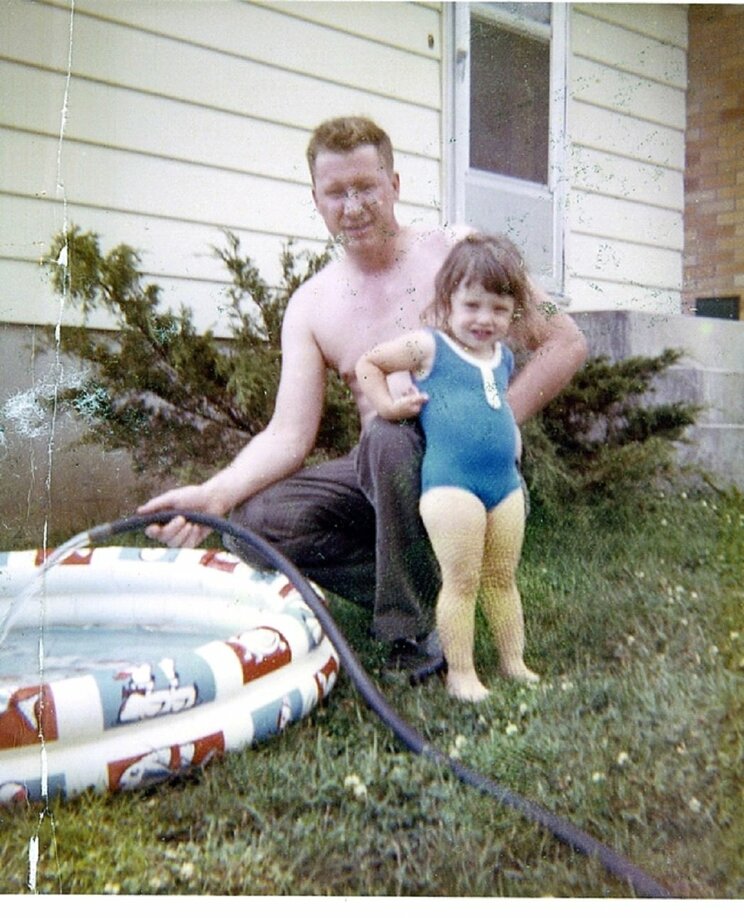 幼少期のカイヤさんと父（本人提供）