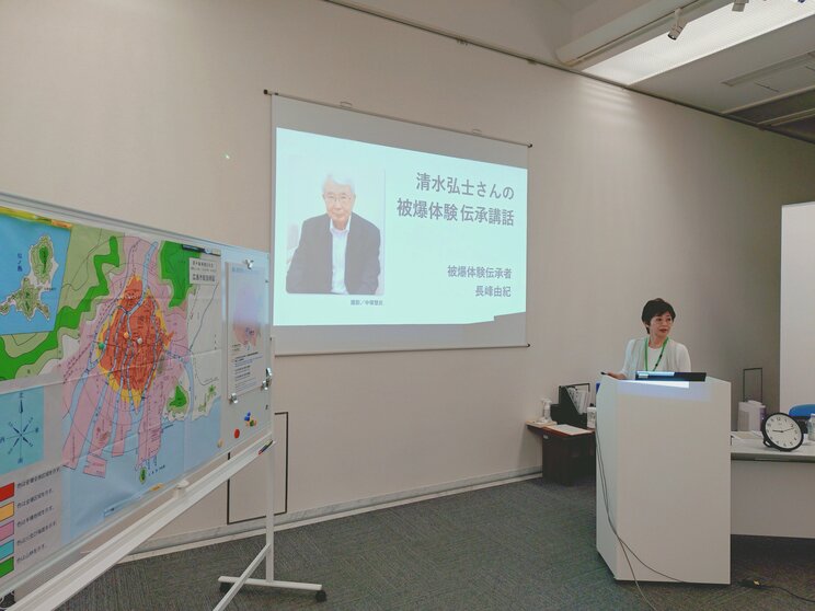 広島平和記念資料館で伝承講話をする長峰さん