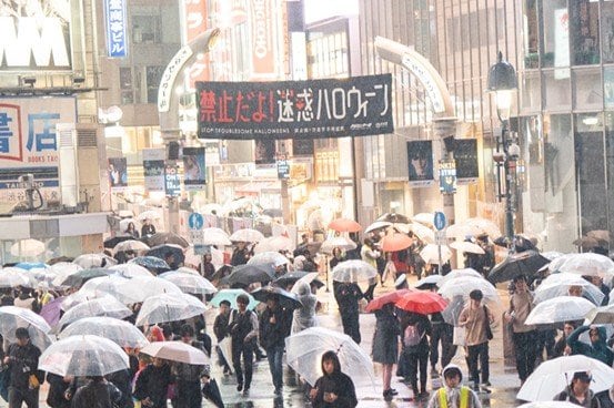 スクランブル交差点を超えた先にあるセンター街の入り口(撮影/集英社オンライン)