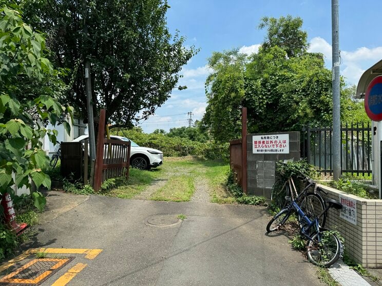 立ち入り禁止の看板の奥にはキウイ畑が見える