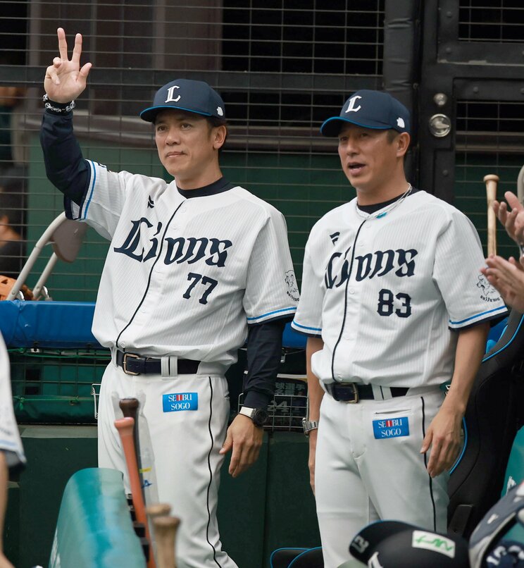 松井稼頭央監督と平石ヘッドコーチ(写真/共同通信社)