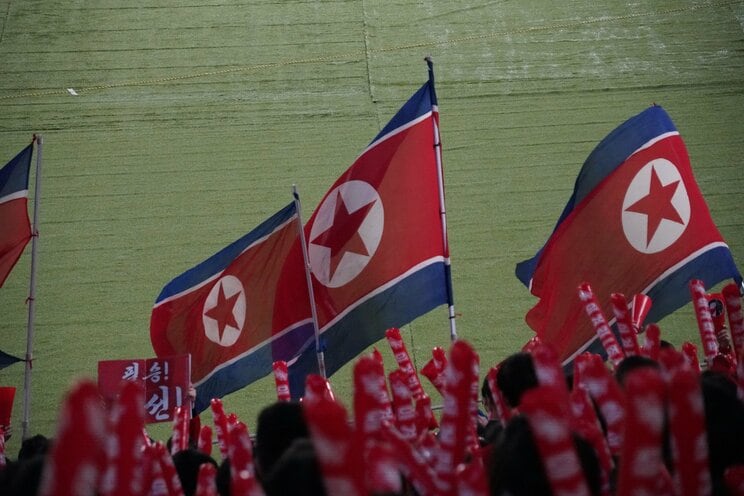 国立競技場にて北朝鮮チームに声援を送る応援団（撮影／集英社オンライン）