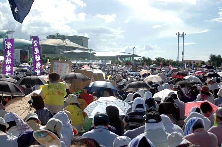 2007年9月29日、教科書検定問題に対する沖縄県民大会　写真：アフロ