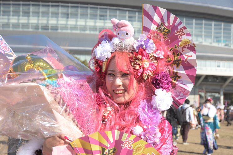 〈画像多数！〉「カッコよく撮ってくださいよー！」 今年もド派手な衣装で盛り上がりを見せた北九州・二十歳の記念式典密着ルポ_11