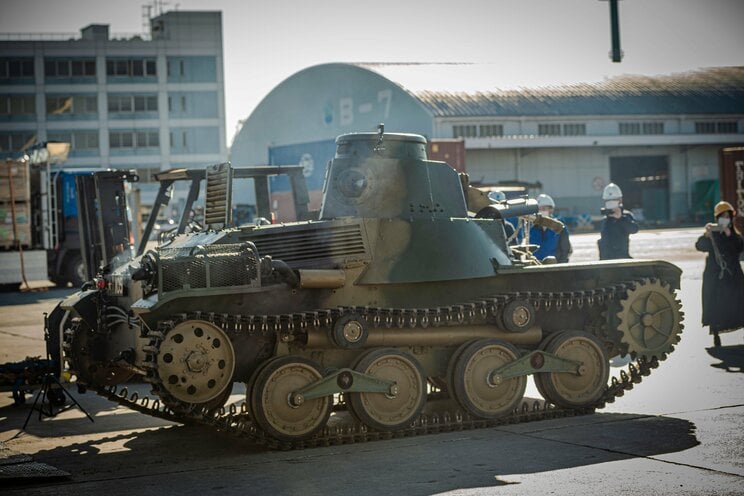 〈写真多数ルポ〉「グウォーオォン、ゴォッ、ゴォッ…」「動いた！」。苦節10年・旧日本軍九五式軽戦車が日本に里帰り。街の自動車工場の“親父”が挑み続けた日本上陸作戦とは…_5