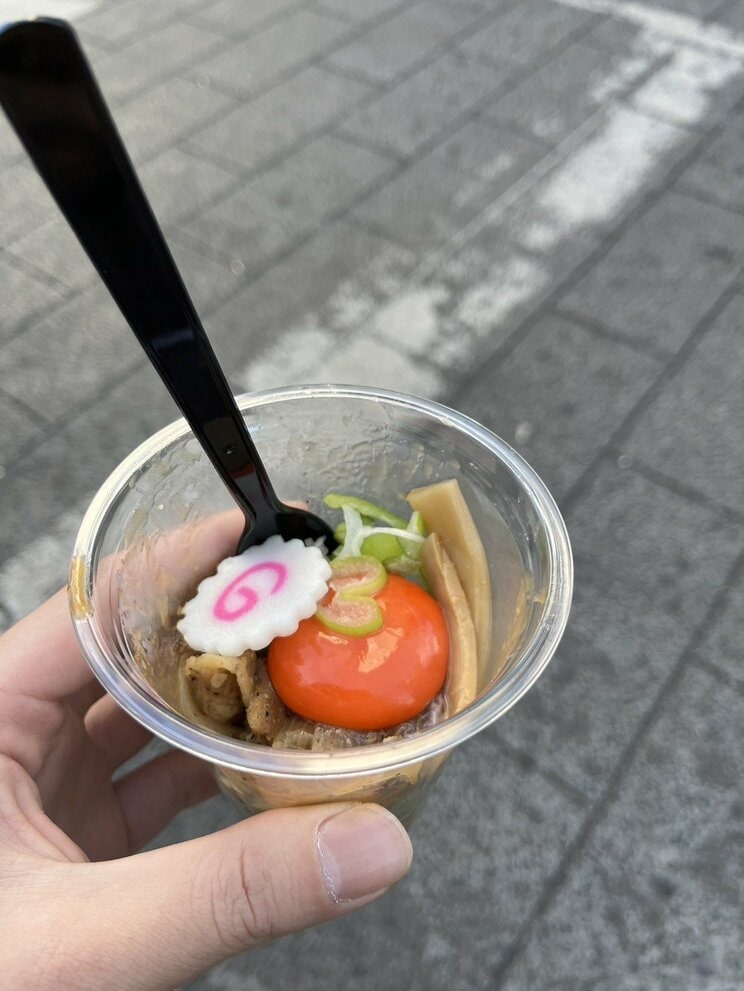 「食べ歩きまぜそば」「和牛すき焼きラーメン」インバウンド需要で東京・新宿のラーメンに異変が！ 一方、夜の街には“中国人専門”のキャッチの姿も…_12