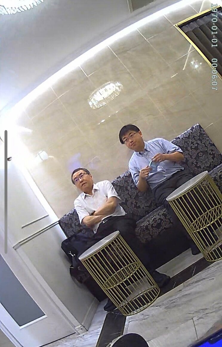 ソープ店で待つ吉崎被告と佐藤被告（関係者提供）
