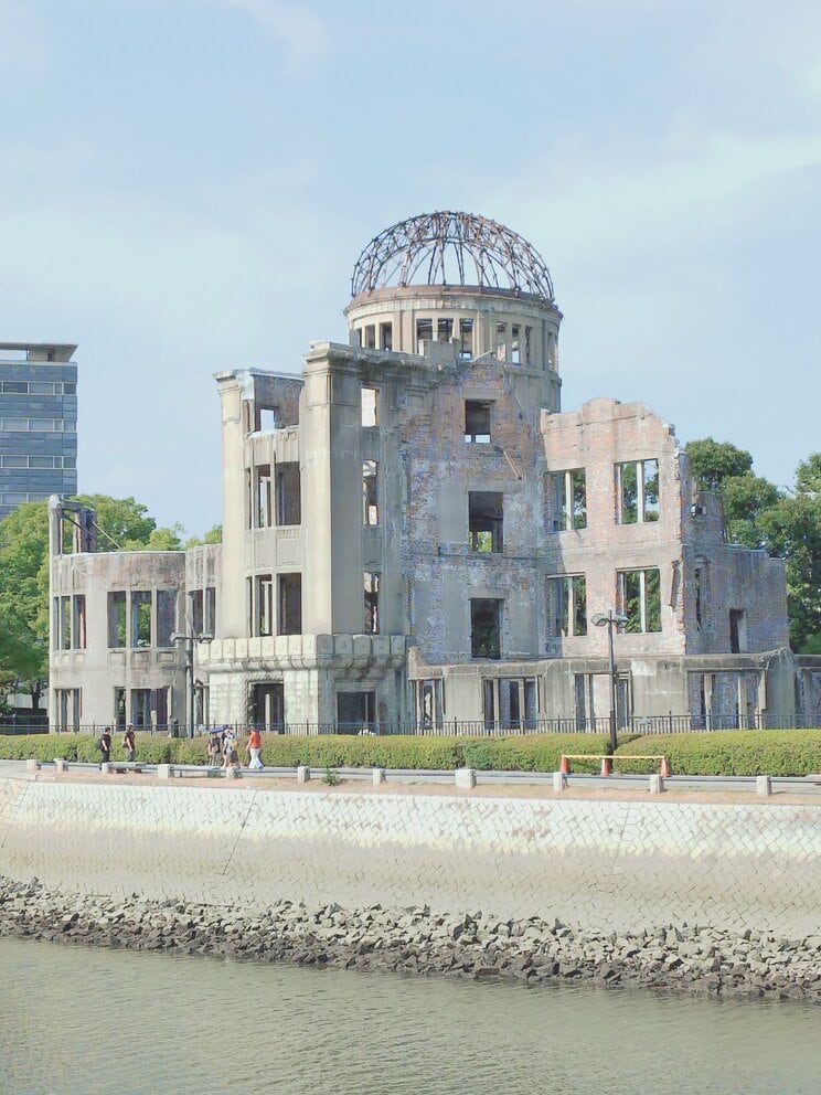 原爆ドームの名で知られる、川沿いに建つ平和記念碑。ユネスコ世界遺産。