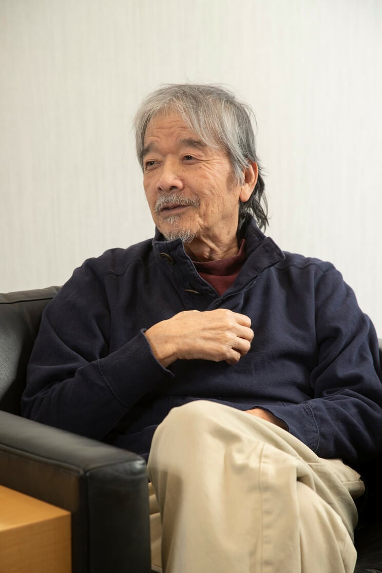 椎名 誠 （しいな・まこと） 1944年東京生まれ、千葉育ち。東京写真大学中退。流通業界誌編集長時代の 76年、目黒考二らと「本の雑誌」を創刊、初代編集長に。79年、エッセイ『さらば国分寺書店のオババ』で本格デビュー。89年、『犬の系譜』で第10回吉川英治文学新人賞、90年『アド・バード』で第11回日本 SF大賞を受賞。他の著書に『武装島田倉庫』『わしらは怪しい探検隊』『岳物語』『大きな約束』、『失踪願望。』シリーズほか多数。