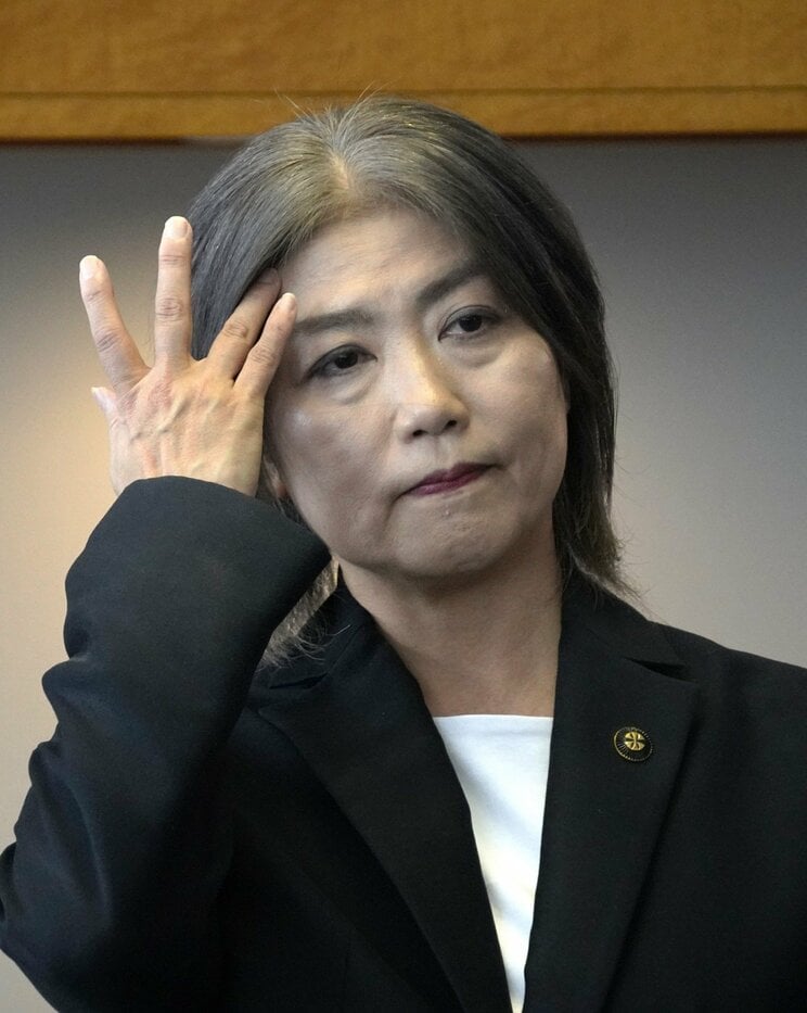 9月10日、伊東市議会を解散した後、記者の質問に答える田久保眞紀市長　撮影／集英社オンライン