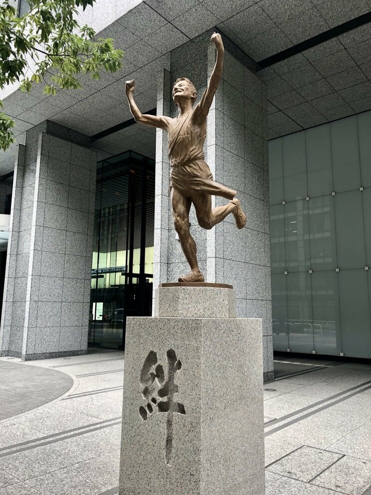 箱根駅伝ゴール地点　読売新聞本社前の銅像（写真／PhotoAC）