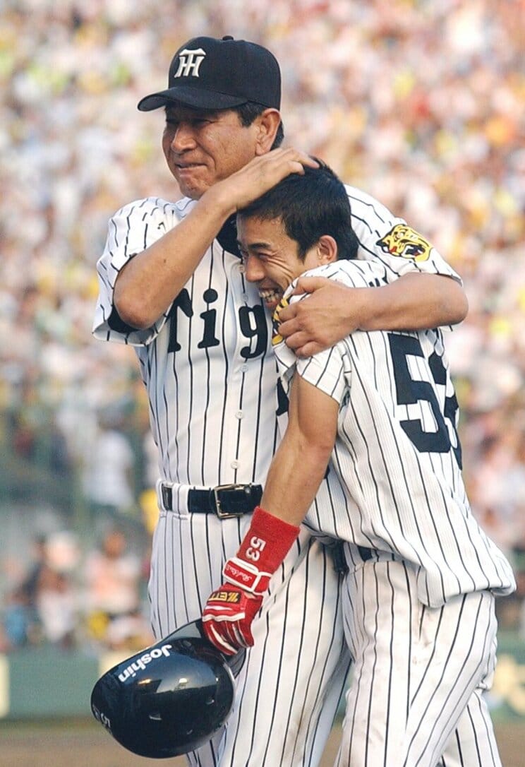 「2003年、阪神がリーグ優勝を決めた日、サヨナラヒットを打った赤星（憲広）選手を抱きかかえた星野（仙一）監督がめちゃくちゃカッコよくて、その日から阪神タイガースの虜ですね！」　写真／共同通信社
