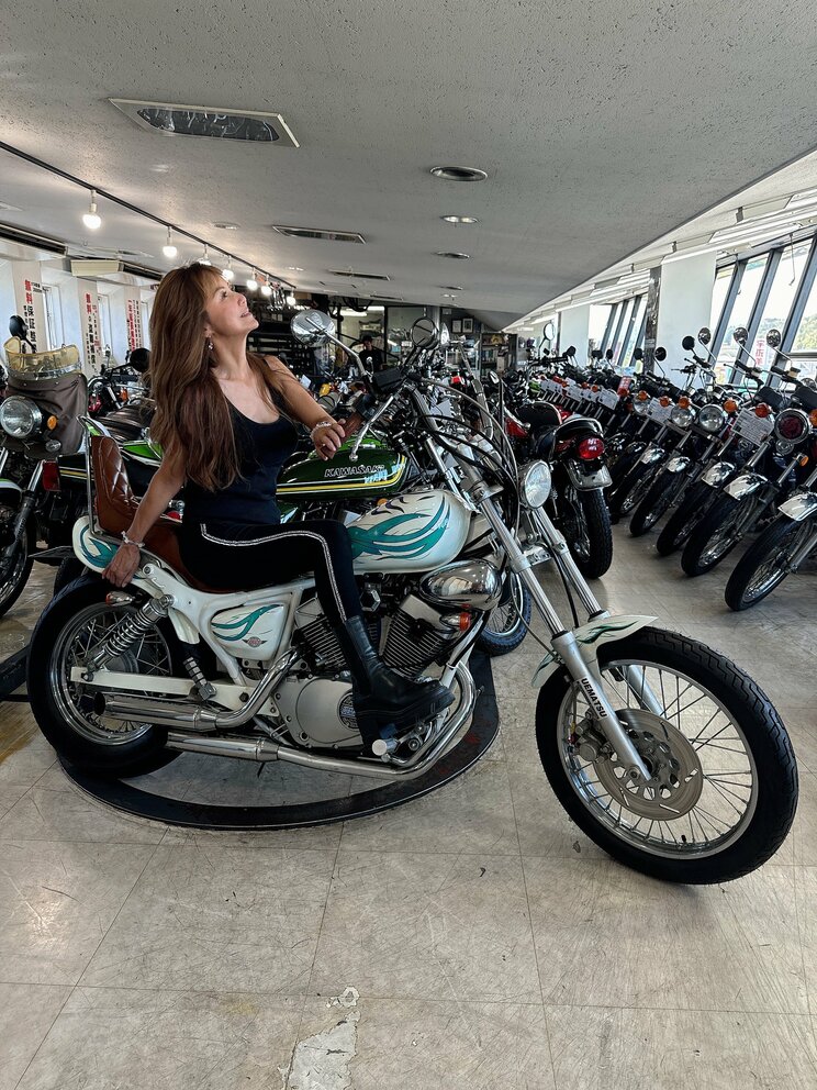 バイクに乗る中村あゆみさん（本人提供）