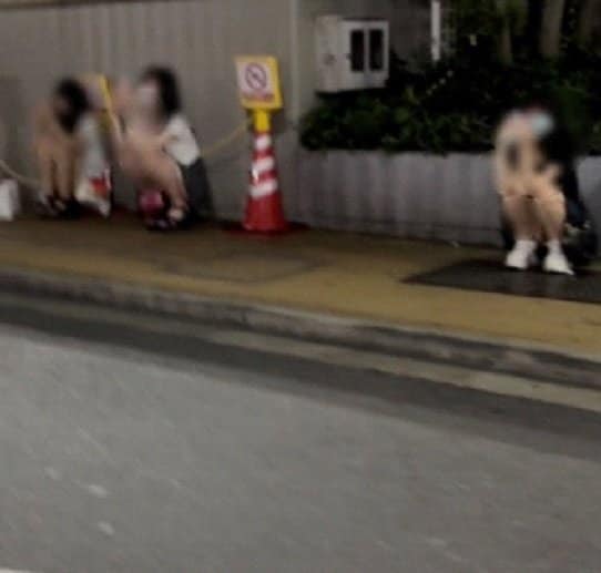 声をかけられるのをまつ立ちんぼ（すわりんぼ）たち。