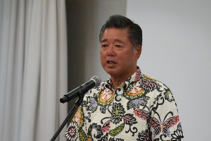 涙ながらに取り下げを表明した下地幹郎氏（写真／本人公式Xより）