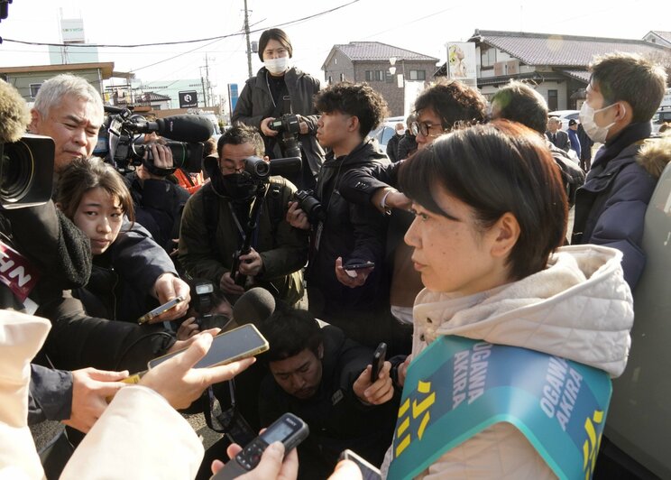 1月５日、選挙事務所でメディアに囲まれる小川晶氏　撮影／集英社オンライン