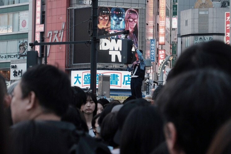 〈2023ハロウィーン〉渋谷の街から仮装・バカ騒ぎする若者が消えた！「（コスプレ）ダメだよダメ、ダメ～」警察官に注意された黒ひげ危機一髪男は段ボールを自ら破壊。ハチ公出口も喫煙所も閉鎖…渋谷区が本気だしてきた！_15