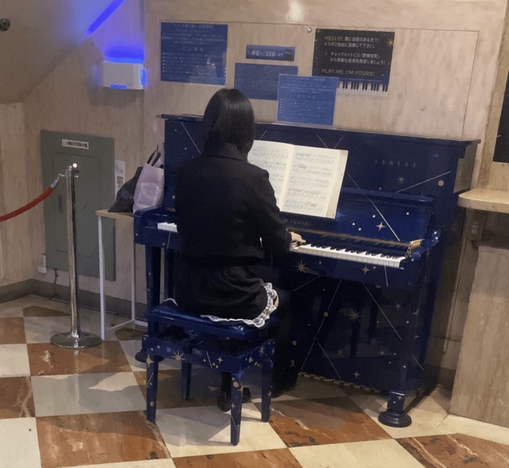 歌舞伎町・深夜のストリートピアノに密着！　日芸ピアノ科を首席で卒業してピアニストを目指すキャバ嬢。「今はキャバクラで働いてるけどいつかは…」_2
