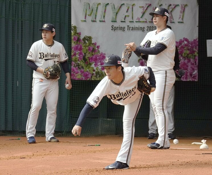 プルペンで投げ込む宮城（写真左）と山本（写真中央）　写真／共同通信社