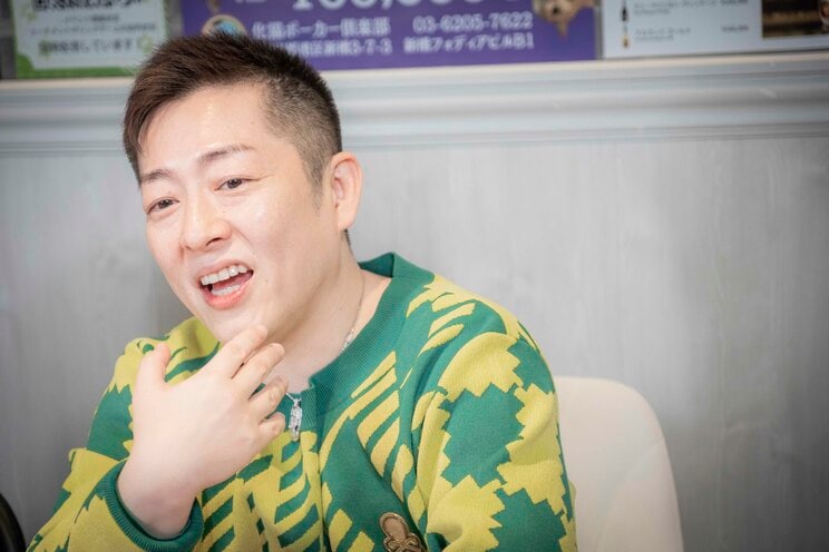 AV男優業は休業中で、現在はポーカーのプレイヤーとして世界中の大会に参戦するとともに、新橋でポーカーハウスを経営する志戸さん