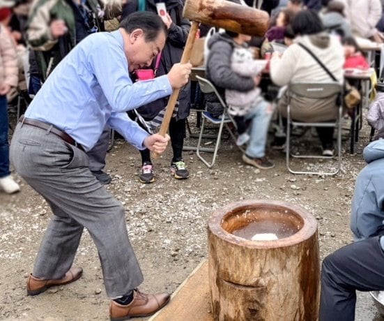 年末に餅をつく野田代表（本人SNSより）