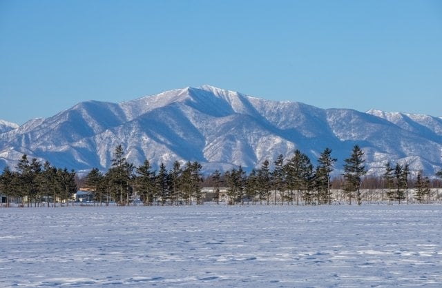 牧場と日高の山脈（写真／PhotoAC）