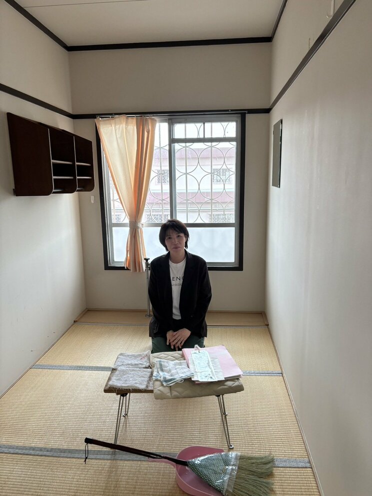 半開放寮にある単独室。刑務所内で規律を守って生活してきた受刑者らが入る。中央の人物は著者