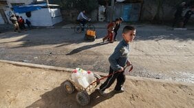 「公衆トイレで出産した女性もいた」ガザ地区南部ラファではイスラエルの地上作戦におびえる避難民であふれている