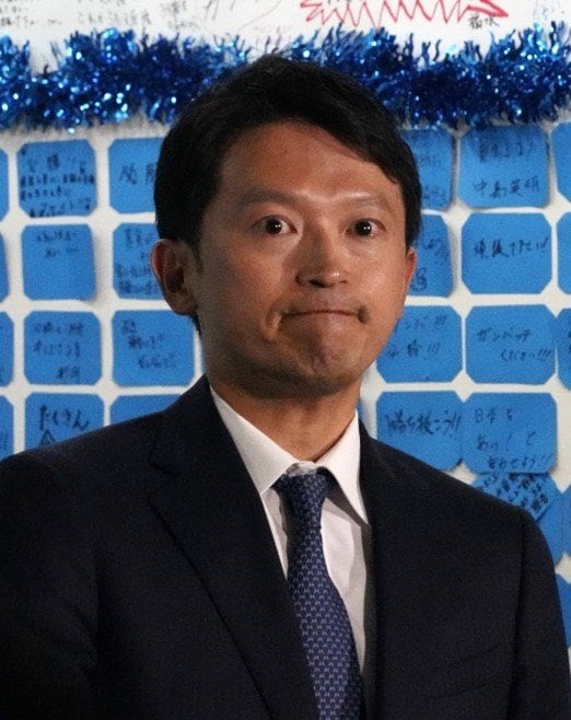 当選確実が出た後、支持者の前に現れ顔を紅潮させる斎藤元彦氏 撮影/集英社オンライン