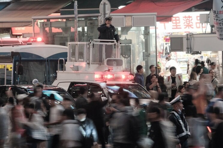 〈2023ハロウィーン〉渋谷の街から仮装・バカ騒ぎする若者が消えた！「（コスプレ）ダメだよダメ、ダメ～」警察官に注意された黒ひげ危機一髪男は段ボールを自ら破壊。ハチ公出口も喫煙所も閉鎖…渋谷区が本気だしてきた！_27