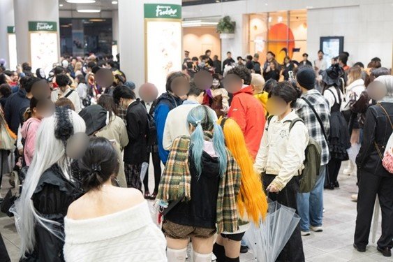 渋谷マークシティ下にて（撮影/集英社オンライン）