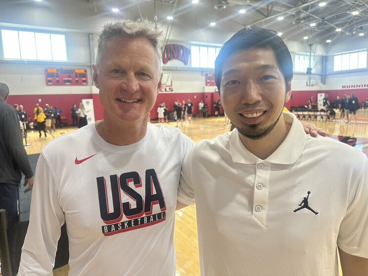 アメリカ代表合宿会場で再会した、スティーブ・カーと松井啓十郎。写真／松井啓十郎