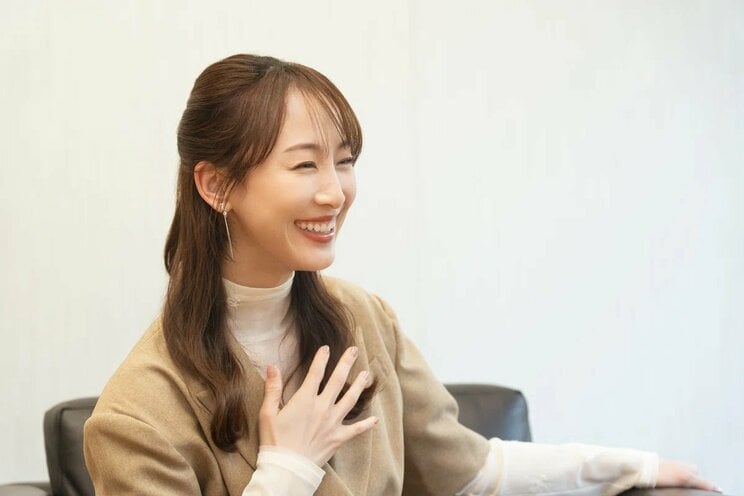松井玲奈（まつい・れな）俳優、作家。1991年生まれ。愛知県出身。舞台、テレビドラマ、映画など幅広く活動する。著書に小説『カモフラージュ』『累々』『カット・イン／カット・アウト』、エッセイ『ひみつのたべもの』『私だけの水槽』『ろうそくを吹き消す瞬間』がある。